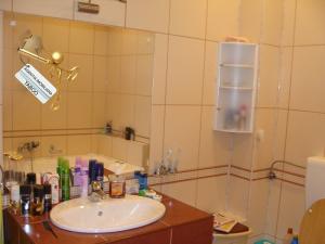 Se vinde un apartament cu 3 camere ,   in zona Lazaret ,   cu loc de parcare