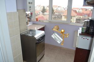Se vinde un apartament cu 3 camere ,  zona Turnisor