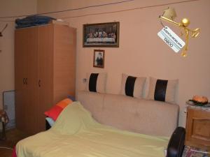 Se vinde un apartament cu 3 camere ,   zona centru