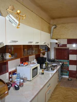 Se vinde un apartament cu 3 camere ,   zona centru