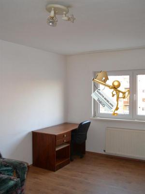 Apartament cu 3 camere ,   zona Vasile Aaron ,   de vanzare