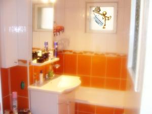 Se vinde un apartament cu 3 camere ,   zona Piata Rahova