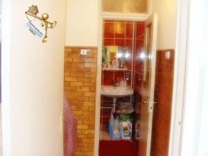 Se vinde un apartament cu 3 camere ,   zona Piata Rahova