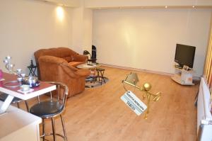 Apartament cu 3 camere ,   decomandat ,   zona Turnisor