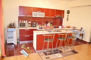 Apartament cu 3 camere ,   decomandat ,   zona Turnisor