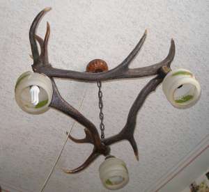candelabru din coarne de cerb