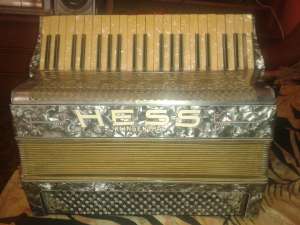vand acordeon foarte vechi HESS 120 de basi