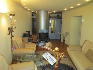 Apartament cu 3 camere ,   d lux,   zona Tererzian