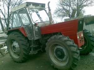 Vand 2 DT1010. Un tractor simplu si un tractor cu incarcator frontal