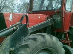 Vand 2 DT1010. Un tractor simplu si un tractor cu incarcator frontal
