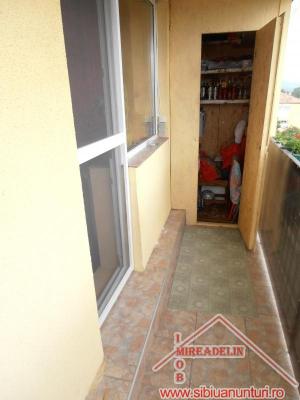 VAND APARTAMENT 4 CAMERE LA MANSARDA PE 2 NIVELURI  ZONA MALL