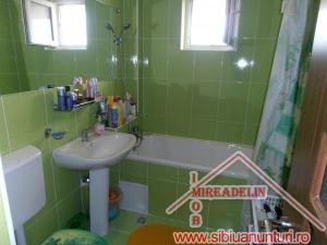 VAND APARTAMENT 4 CAMERE LA MANSARDA PE 2 NIVELURI  ZONA MALL