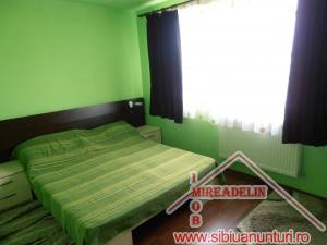 VAND APARTAMENT 4 CAMERE LA MANSARDA PE 2 NIVELURI  ZONA MALL