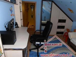 VAND APARTAMENT 4 CAMERE LA MANSARDA PE 2 NIVELURI  ZONA MALL