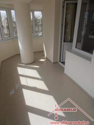 VAND APARTAMENT 4 CAMERE LUX,   ZONA MIHAI VITEAZU