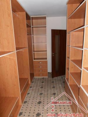 VAND APARTAMENT 4 CAMERE LUX,   ZONA MIHAI VITEAZU