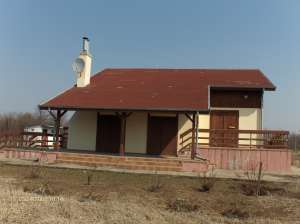 vand casa de vacanta ce necesita reparatii cu 3000 mp teren si deschidere 34 m la iaz piscicol
