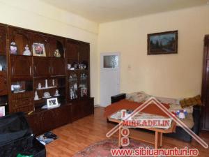 VAND APARTAMENT 3 CAMERE LA CASA,   ORASUL DE JOS