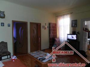 VAND APARTAMENT 3 CAMERE LA CASA,   ORASUL DE JOS
