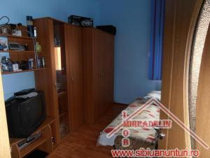 VAND APARTAMENT 3 CAMERE LA CASA,   ORASUL DE JOS
