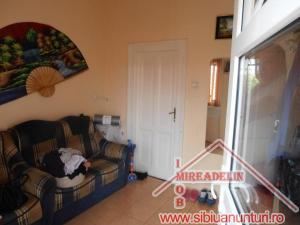 VAND APARTAMENT 3 CAMERE LA CASA,   ORASUL DE JOS