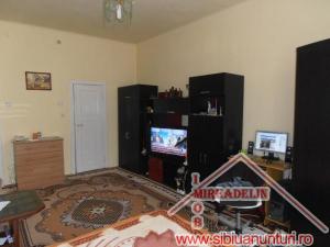 VAND APARTAMENT 2 CAMERE LA CASA,   ORASUL DE JOS