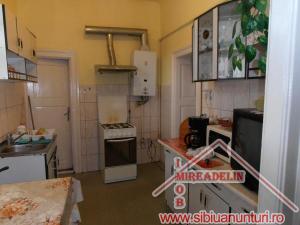 VAND APARTAMENT 2 CAMERE LA CASA,   ORASUL DE JOS