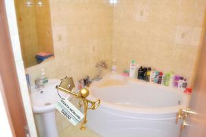 Apartament 3 camere cu 2 bai mobilat si utilat zona Alba Iulia