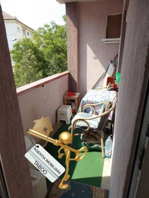 Apartament cu 4 camere decomandat de vanzare in zona Strand