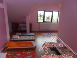 INCHIRIEZ VILA 7 CAMERE,   SINGUR IN CURTE,   ZONA VASILE MILEA