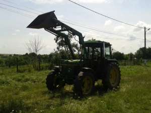VAND TRACTOR JOHN DEERE CU INCARCATOR FRONTAL CU CUPA