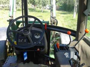 VAND TRACTOR JOHN DEERE CU INCARCATOR FRONTAL CU CUPA