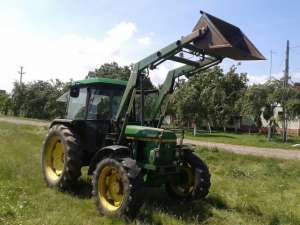 VAND TRACTOR JOHN DEERE CU INCARCATOR FRONTAL CU CUPA