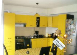 Apartament de inchiriat 2 camere decomandate zona Vasile Aaron