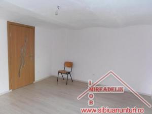 INCHIRIEZ CASA D+P,   6 CAMERE,   SINGUR IN CURTE,   ZONA TURNISOR