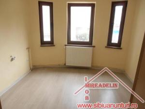 INCHIRIEZ CASA D+P,   6 CAMERE,   SINGUR IN CURTE,   ZONA TURNISOR