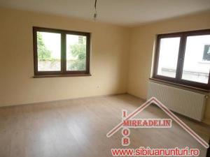 INCHIRIEZ CASA D+P,   6 CAMERE,   SINGUR IN CURTE,   ZONA TURNISOR