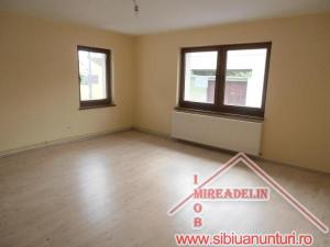 INCHIRIEZ CASA D+P,   6 CAMERE,   SINGUR IN CURTE,   ZONA TURNISOR