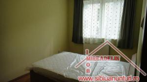INCHIRIEZ APARTAMENT 2 CAMERE,   ZONA LUPENI