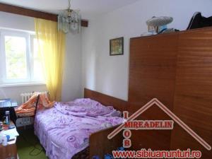 INCHIRIEZ APARTAMENT 3 CAMERE,   ZONA PARCUL SUB ARINI
