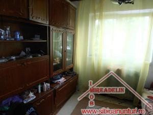 INCHIRIEZ APARTAMENT 3 CAMERE,   ZONA PARCUL SUB ARINI