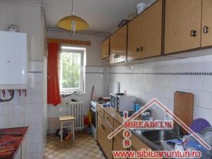 INCHIRIEZ APARTAMENT 3 CAMERE,   ZONA PARCUL SUB ARINI