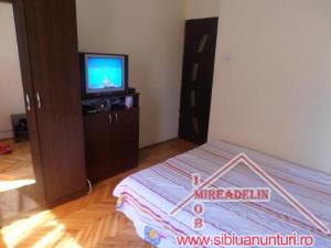 INCHIRIEZ APARTAMENT 3 CAMERE,   ZONA VASILE AARON