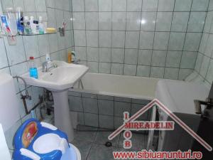 INCHIRIEZ APARTAMENT 3 CAMERE,   ZONA VASILE AARON