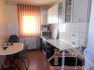 INCHIRIEZ APARTAMENT 3 CAMERE,   ZONA VASILE AARON