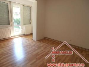 INCHIRIEZ APARTAMENT 3 CAMERE,   ZONA STEFAN CEL MARE