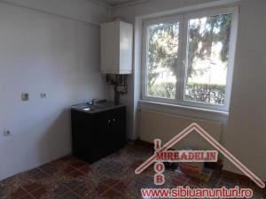 INCHIRIEZ APARTAMENT 3 CAMERE,   ZONA STEFAN CEL MARE