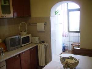 Vind apartament cu trei camere