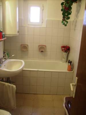Vind apartament cu trei camere