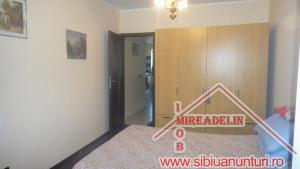 INCHIRIEZ APARTAMENT 3 CAMERE,   VALEA AURIE